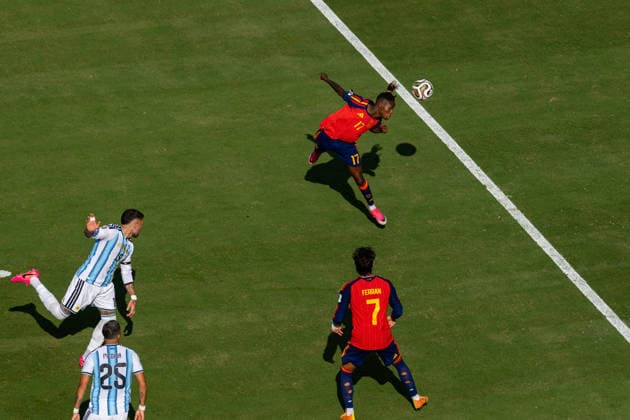 Football - FIFA World Cup, WM, Weltmeisterschaft, Fussball 2026 - Final - Spain v Argentina NEW JERSEY, USA - Sunday, July 19, 2026: Spain s Nico Williams with a header towards goal during the FIFA World Cup Final 2026 between Spain and Argentina at the Met Life Stadium. (Photo by David Rawcliffe Propaganda) EAST RUTHERFORD Met Life Stadium NEW JERSEY UNITED STATES OF AMERICA  Copyright: xDavidxRawcliffex P2026-07-19-Spain_Argentina-117