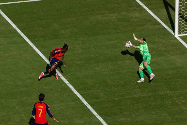 Football - FIFA World Cup, WM, Weltmeisterschaft, Fussball 2026 - Final - Spain v Argentina NEW JERSEY, USA - Sunday, July 19, 2026: Spain s Nico Williams sees his header saved by Argentina s goalkeeper Emiliano Martinez (R) during the FIFA World Cup Final 2026 between Spain and Argentina at the Met Life Stadium. (Photo by David Rawcliffe Propaganda) EAST RUTHERFORD Met Life Stadium NEW JERSEY UNITED STATES OF AMERICA  Copyright: xDavidxRawcliffex P2026-07-19-Spain_Argentina-119