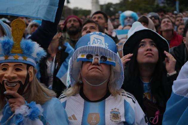 Thousands gather in Buenos Aires to watch FIFA World Cup, WM, Weltmeisterschaft, Fussball Final BUENOS AIRES, ARGENTINA - JULY 19: Argentine football fans wearing national team, Nationalteam jerseys and waving flags watch the live broadcast of the FIFA World Cup final match between Argentina and Spain on a giant screen in Buenos Aires, Argentina on July 19, 2026. Thousands of supporters gathered in public squares, bars, and fan zones across the national capital to cheer for their team in the highly anticipated championship clash. Luciano Gonzalez Anadolu Buenos Aires Argentina. Editorial use only. Please get in touch for any other usage.  Copyright: x2026xAnadoluxLucianoxGonzalezx