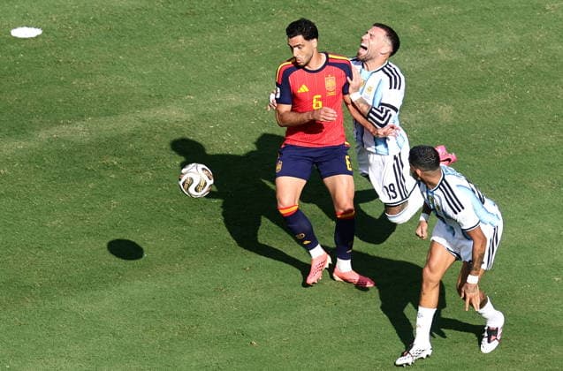 FIFA World Cup, WM, Weltmeisterschaft, Fussball 2026 final - Spain vs Argentina Mikel Merino (L) of Spain in action against Nicolas Otamendi of Argentina during the FIFA World Cup 2026 final match Spain against Argentina, in New Jersey, USA, 19 July 2026. EAST RUTHERFORD United States  Copyright: xRONALDxWITTEKx
