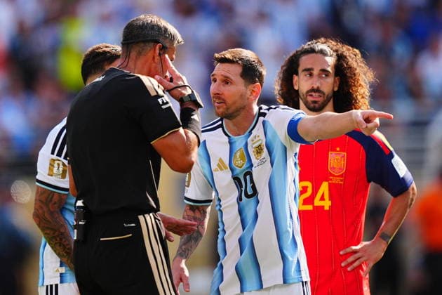 Spain v Argentina - FIFA World Cup, WM, Weltmeisterschaft, Fussball 2026 - Final EAST RUTHERFORD, NEW JERSEY - JULY 19: Lionel Messi (10) of Argentina argues with the referee Slavko Vincic after Enzo Fernandez was shown red card during the FIFA World Cup 2026 Final match between Spain and Argentina at New York New Jersey Stadium in East Rutherford, New Jersey, USA on July 19, 2026. Evrim Aydin Anadolu New Jersey United States. Editorial use only. Please get in touch for any other usage.  Copyright: x2026xAnadoluxEvrimxAydinx