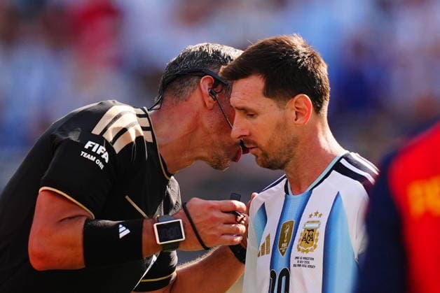 Spain v Argentina - FIFA World Cup, WM, Weltmeisterschaft, Fussball 2026 - Final EAST RUTHERFORD, NEW JERSEY - JULY 19: Lionel Messi (10) of Argentina argues with the referee Slavko Vincic after Enzo Fernandez was shown red card during the FIFA World Cup 2026 Final match between Spain and Argentina at New York New Jersey Stadium in East Rutherford, New Jersey, USA on July 19, 2026. Evrim Aydin Anadolu New Jersey United States. Editorial use only. Please get in touch for any other usage.  Copyright: x2026xAnadoluxEvrimxAydinx