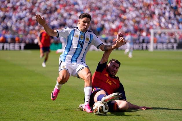 Spain v Argentina: Final - FIFA World Cup, WM, Weltmeisterschaft, Fussball 2026 Gonzalo Montiel of Argentina and Aymeric Laporte of Spain compete for the ball during the FIFA World Cup 2026 Final match between Spain and Argentina at New York New Jersey Stadium on July 19, 2026 in East Rutherford, United States. East Rutherford NJ United States  Copyright: xJosexBretonx originalFilename:bretonhernandez-spainvar260719_np6TY.jpg