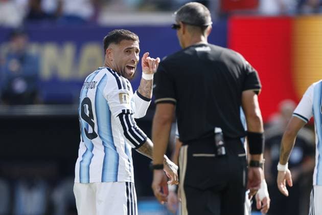 EAST RUTHERFORD, NEW JERSEY - (LR) Nicolas Otamendi of Argentina, referee Slavko Vincic during the 2026 FIFA World Cup, WM, Weltmeisterschaft, Fussball final between Spain and Argentina at the New York New Jersey Stadium on July 19, 2026, in East Rutherford, New Jersey, United States. MAURICE VAN STEEN ANP World Cup Soccer 2026 xVIxANPxSportx xMauricexvanxSteenxIVx 563871603 originalFilename: 563871603.jpg