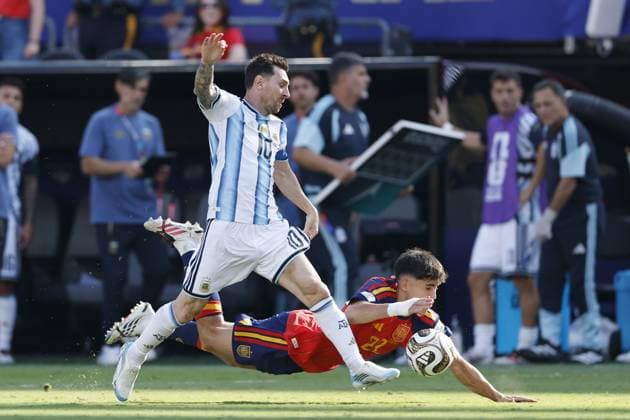 EAST RUTHERFORD, NEW JERSEY - (LR) Lionel Messi of Argentina, Pau Cubarsi of Spain during the 2026 FIFA World Cup, WM, Weltmeisterschaft, Fussball final between Spain and Argentina at the New York New Jersey Stadium on July 19, 2026, in East Rutherford, New Jersey, United States. MAURICE VAN STEEN ANP World Cup Soccer 2026 xVIxANPxSportx xMauricexvanxSteenxIVx 563871614 originalFilename: 563871614.jpg