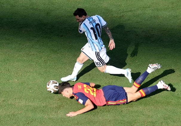 FIFA World Cup, WM, Weltmeisterschaft, Fussball 2026 final - Spain vs Argentina Lionel Messi (top) of Argentina in action against Pau Cubarsi of Spain during the FIFA World Cup 2026 final match Spain against Argentina, in New Jersey, USA, 19 July 2026. EAST RUTHERFORD United States  Copyright: xRONALDxWITTEKx