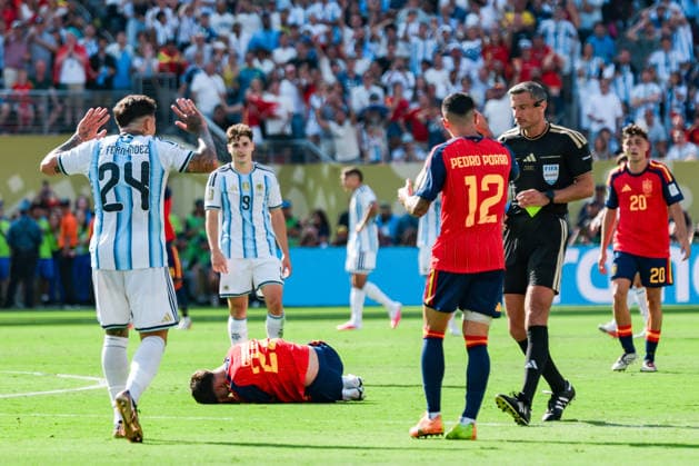 Enzo Fernandez of Argentina (L) argues with The Referee Slavko Vincic (R) during a FIFA Men’s World Cup 2026 Final match between Spain and Argentina at New York New Jersey Stadium, in New Jersey on July 19th 2026 (Photo by Leo Barrilari SPP)  Copyright: xLeoxBarrilari SPPx Sportspressphoto_SPR193945