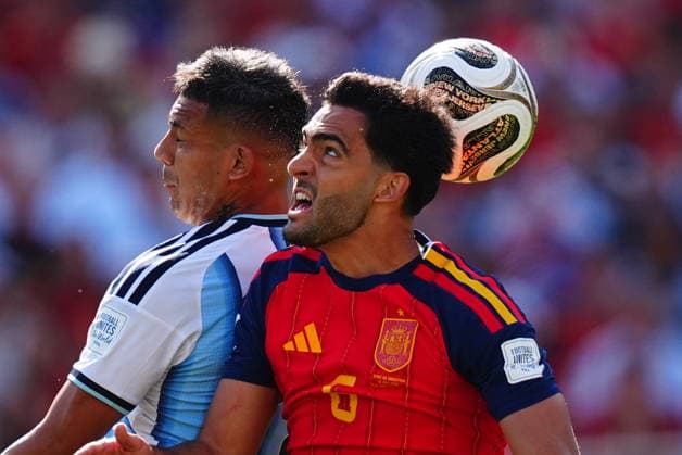 Spain v Argentina - FIFA World Cup, WM, Weltmeisterschaft, Fussball 2026 - Final EAST RUTHERFORD, NEW JERSEY - JULY 19: Facundo Medina (L) of Argentina in action against Mikel Merino (R) of Spain during the FIFA World Cup 2026 Final match between Spain and Argentina at New York New Jersey Stadium in East Rutherford, New Jersey, USA on July 19, 2026. Evrim Aydin Anadolu New Jersey United States. Editorial use only. Please get in touch for any other usage.  Copyright: x2026xAnadoluxEvrimxAydinx