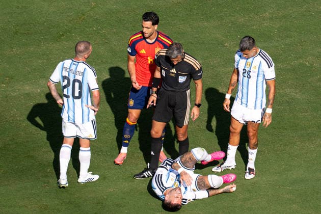 Fußball, WM 2026, 20260719, Spanien - Argentinien. Im Bild v.l. Nicolas OTAMENDI (Argentinien, 19) angeschlagen am Boden, Schiedsrichter Slavko VINCIC (Slowenien). East Rutherford New-York-New-Jersey-Stadion New Jersey Vereinigte Staaten von Amerika *** Soccer, 2026 World Cup, 20260719, Spain vs. Argentina. Pictured, from left: Nicolas OTAMENDI of Argentina, No. 19, injured on the ground; referee Slavko VINCIC of Slovenia; East Rutherford, New York, New Jersey; stadium in New Jersey; United States of America Copyright: Passion2Press MarkusxFischerx