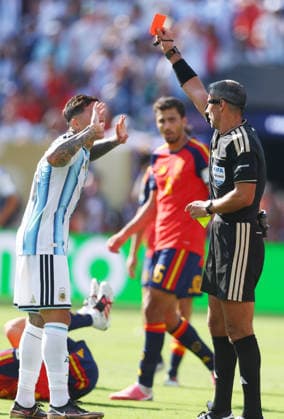 Referee Slavko Vincic gives Argentina s Enzo Fernández (24) a red card after fouling Spain s Pau Cubarsi in the second half of the FIFA World Cup, WM, Weltmeisterschaft, Fussball final match at New York New Jersey Stadium in East Rutherford, New Jersey, on Sunday, June 19, 2026. It was the second yellow card for Fernandez and he was sent off with a red card.  NYP20260719966 CHRISTIANxBRUNSKILL
