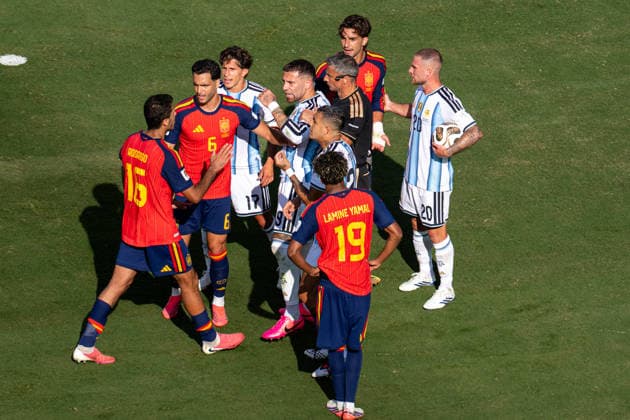 Fußball, WM 2026, 20260719, Spanien - Argentinien. Im Bild v.l. RODRI (Spanien, 16), Mikel MERINO (Spanien, 6), Nicolas OTAMENDI (Argentinien, 19) Meinungsverschiedenheit unterschiedlicher Meinung. East Rutherford New-York-New-Jersey-Stadion New Jersey Vereinigte Staaten von Amerika *** Soccer, 2026 World Cup, 20260719, Spain vs. Argentina. Pictured, from left: RODRI (Spain, 16), Mikel MERINO (Spain, 6), Nicolas OTAMENDI (Argentina, 19). Disagreement; differing opinions. East Rutherford, New York, New Jersey Stadium, New Jersey, United States of America Copyright: Passion2Press MarkusxFischerx