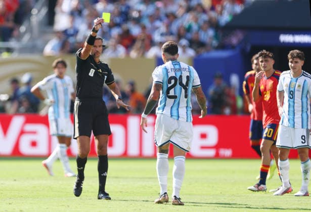 Referee Slavko Vincic gives Argentina s Enzo Fernández (24) a yellow card for fouling Spain s Pau Cubarsi in the second half of the FIFA World Cup, WM, Weltmeisterschaft, Fussball final match at New York New Jersey Stadium in East Rutherford, New Jersey, on Sunday, June 19, 2026. It was the second yellow card for Fernandez and he was sent off with a red card.  NYP20260719964 CHRISTIANxBRUNSKILL