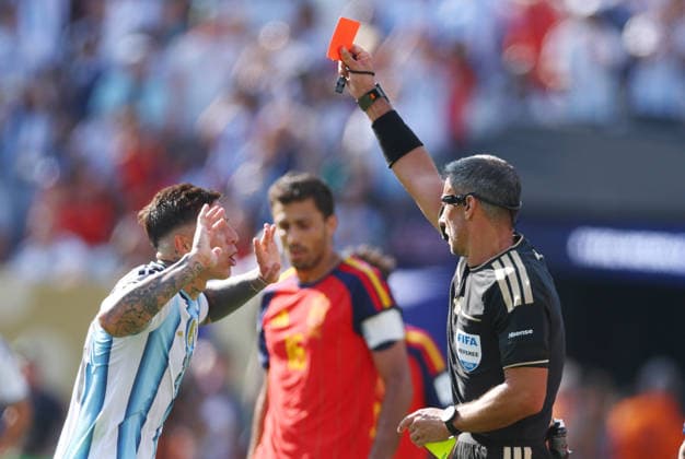 Referee Slavko Vincic gives Argentina s Enzo Fernández (24) a red card after fouling Spain s Pau Cubarsi in the second half of the FIFA World Cup, WM, Weltmeisterschaft, Fussball final match at New York New Jersey Stadium in East Rutherford, New Jersey, on Sunday, June 19, 2026. It was the second yellow card for Fernandez and he was sent off with a red card.  NYP20260719967 CHRISTIANxBRUNSKILL