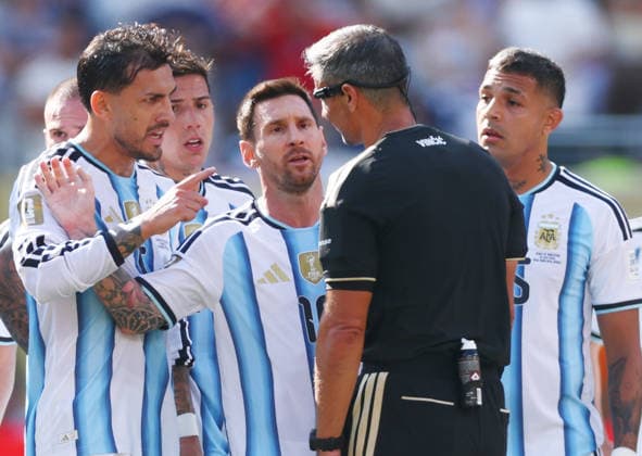 Argentina s Lionel Messi argues with referee Slavko Vincic after Argentina s Enzo Fernández received a yellow card for fouling Spain s Pau Cubarsi in the second half of the FIFA World Cup, WM, Weltmeisterschaft, Fussball final match at New York New Jersey Stadium in East Rutherford, New Jersey, on Sunday, June 19, 2026. It was the second yellow of the game for Fernandez and he was sent off with a red card.  NYP20260719971 CHRISTIANxBRUNSKILL