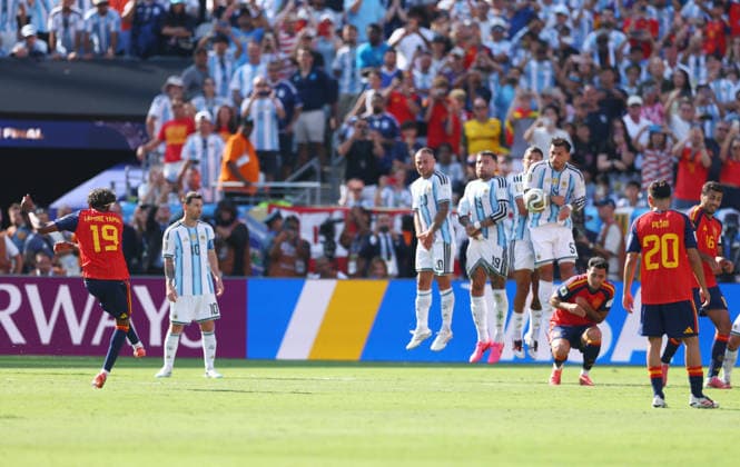 Spain s Lamine Yamal (19) takes a free kick against Argentina in the second half of the FIFA World Cup, WM, Weltmeisterschaft, Fussball final match at New York New Jersey Stadium in East Rutherford, New Jersey, on Sunday, June 19, 2026.  NYP20260719976 CHRISTIANxBRUNSKILL