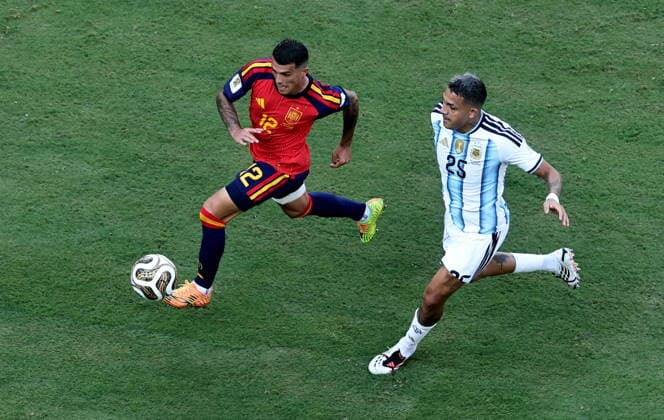 FIFA World Cup, WM, Weltmeisterschaft, Fussball 2026 final - Spain vs Argentina Pedro Porro (L) of Spain and Facundo Medina of Argentina in action during the FIFA World Cup 2026 final match Spain against Argentina, in New Jersey, USA, 19 July 2026. EAST RUTHERFORD United States  Copyright: xRONALDxWITTEKx