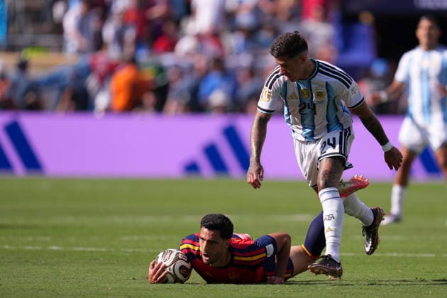 July 19, 2026, East Rutherford, New Jersey, United States: Mikel Merino of Spain and Enzo Fernandez of Argentina compete for the ball during the FIFA World Cup, WM, Weltmeisterschaft, Fussball 2026 Final match between Spain and Argentina at New York New Jersey Stadium on July 19, 2026 in East Rutherford, United States. East Rutherford United States - ZUMAa181 20260719_zaa_a181_078 Copyright: xJosexBretonx