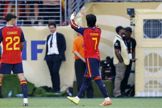 EAST RUTHERFORD, NEW JERSEY - (LR) Pau Cubarsi of Spain, Ferran Torres of Spain celebrate the 1-0 during the 2026 FIFA World Cup, WM, Weltmeisterschaft, Fussball final between Spain and Argentina at the New York New Jersey Stadium on July 19, 2026, in East Rutherford, New Jersey, United States. MAURICE VAN STEEN ANP World Cup Soccer 2026 xVIxANPxSportx xMauricexvanxSteenxIVx 563873057 originalFilename: 563873057.jpg