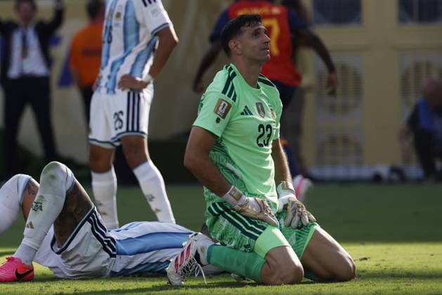 FIFA World Cup, WM, Weltmeisterschaft, Fussball 2026 final - Spain vs Argentina Goalkeeper Emiliano Martinez of Argentina reacts after conceding the first goal in the FIFA World Cup 2026 final match Spain against Argentina, in New Jersey, USA, 19 July 2026. EAST RUTHERFORD United States  Copyright: xSHAWNxTHEWx