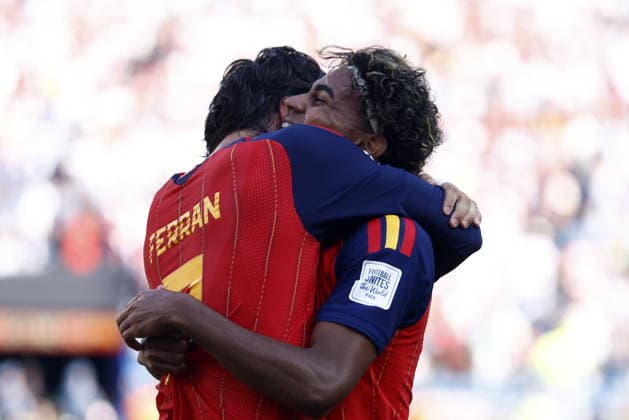 FIFA World Cup, WM, Weltmeisterschaft, Fussball 2026 final - Spain vs Argentina Ferran Torres of Spain celebrates with his teammate Lamine Yamal (R) after scoring the 1-0 goal during the FIFA World Cup 2026 final match Spain against Argentina, in East Rutherford, New Jersey, USA, 19 July 2026. EAST RUTHERFORD United States  Copyright: xWILLxOLIVERx