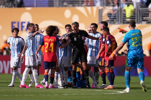 Spain v Argentina: Final - FIFA World Cup, WM, Weltmeisterschaft, Fussball 2026 Enzo Fernandez of Argentina and Marc Cucurella of Spain exchange words during the FIFA World Cup 2026 Final match between Spain and Argentina at New York New Jersey Stadium on July 19, 2026 in East Rutherford, United States. East Rutherford NJ United States  Copyright: xJosexBretonx originalFilename:bretonhernandez-spainvar260719_npE4f.jpg