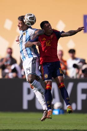 Spain v Argentina: Final - FIFA World Cup, WM, Weltmeisterschaft, Fussball 2026 Enzo Fernandez of Argentina and Pedro Porro of Spain compete for the ball during the FIFA World Cup 2026 Final match between Spain and Argentina at New York New Jersey Stadium on July 19, 2026 in East Rutherford, United States. East Rutherford NJ United States  Copyright: xJosexBretonx originalFilename:bretonhernandez-spainvar260719_npkKM.jpg