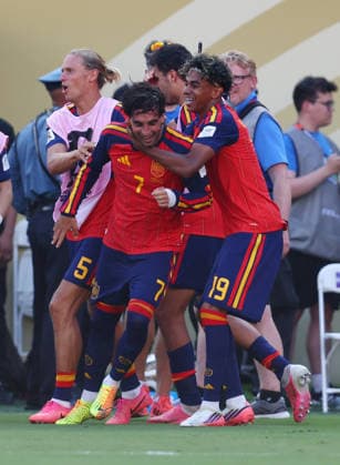 New Jersey, USA, 19th July 2026. Ferran Torres of Spain celebrates scoring the first goal (l) is joined in celebration by Lamine Yamal of Spain during the Spain vs Argentina FIFA World Cup, WM, Weltmeisterschaft, Fussball final match at the Metlife Stadium, New Jersey. Picture credit should read: Paul Terry Sportimage EDITORIAL USE ONLY. No use with unauthorised audio, video, data, fixture lists, club league logos or live services. Online in-match use limited to 120 images, no video emulation. No use in betting, games or single club league player publications. SPI_084_PT_Spain_Argentina SPI-4862-0083