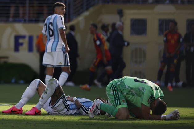FIFA World Cup, WM, Weltmeisterschaft, Fussball 2026 final - Spain vs Argentina Goalkeeper Emiliano Martinez (R) of Argentina reacts after conceding the first goal in the FIFA World Cup 2026 final match Spain against Argentina, in New Jersey, USA, 19 July 2026. EAST RUTHERFORD United States  Copyright: xSHAWNxTHEWx