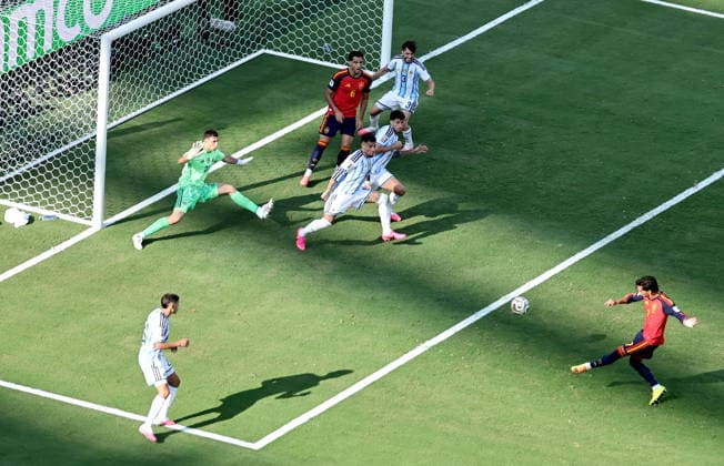 FIFA World Cup, WM, Weltmeisterschaft, Fussball 2026 final - Spain vs Argentina Ferran Torres (R) of Spain scores the opening goal during the FIFA World Cup 2026 final match Spain against Argentina, in New Jersey, USA, 19 July 2026. EAST RUTHERFORD United States  Copyright: xRONALDxWITTEKx