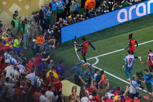 Football - FIFA World Cup, WM, Weltmeisterschaft, Fussball 2026 - Final - Spain v Argentina NEW JERSEY, USA - Sunday, July 19, 2026: Spain s Ferran Torres celebrates after scoring the first goal by kicking the corner flag during the FIFA World Cup Final 2026 between Spain and Argentina at the Met Life Stadium. (Photo by David Rawcliffe Propaganda) EAST RUTHERFORD Met Life Stadium NEW JERSEY UNITED STATES OF AMERICA  Copyright: xDavidxRawcliffex P2026-07-19-Spain_Argentina-130