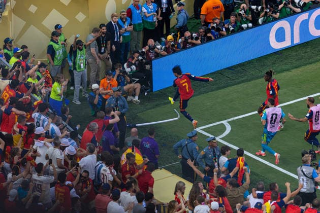 Football - FIFA World Cup, WM, Weltmeisterschaft, Fussball 2026 - Final - Spain v Argentina NEW JERSEY, USA - Sunday, July 19, 2026: Spain s Ferran Torres celebrates after scoring the first goal by kicking the corner flag during the FIFA World Cup Final 2026 between Spain and Argentina at the Met Life Stadium. (Photo by David Rawcliffe Propaganda) EAST RUTHERFORD Met Life Stadium NEW JERSEY UNITED STATES OF AMERICA  Copyright: xDavidxRawcliffex P2026-07-19-Spain_Argentina-131