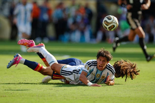 2026 FIFA World Cup, WM, Weltmeisterschaft, Fussball Final Spain v Argentina New York New Jersey Stadium 19.07.2026 Giuliano Simeone of Argentina and Marc Cucurella of Spain 2026 FIFA World Cup Final Spain v Argentina New York New Jersey Stadium 19.07.2026 Photograph By Marc Aspland The Times  Copyright: xMarcxAsplandx NINTCHDBPICT001096420283