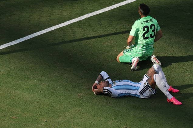 FIFA World Cup, WM, Weltmeisterschaft, Fussball 2026 final - Spain vs Argentina Argentina goalkeeper Emiliano Martinez (top) and Nicolas Otamendi of Argentina react dejected after conceding the 1-0 goal during the FIFA World Cup 2026 final match Spain against Argentina, in New Jersey, USA, 19 July 2026. EAST RUTHERFORD United States  Copyright: xSARAHxYENESELx