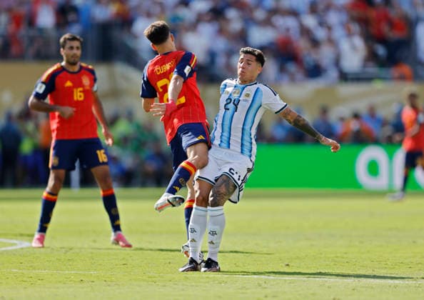 19.07.2026, Fussball Weltmeisterschaft 2026 in den USA, Finale, Spanien - Argentinien, im MetLife Stadium (New York New Jersey (East Rutherford)), Das Foul zur roten Karte für Enzo Fernandez (Argentinien), von links: Pau Cubarsi (Spanien) gegen Enzo Fernandez (Argentinien) ***FIFA regulations prohibit any use of photographs as image sequences and or quasi-video. EDITORIAL USE ONLY*** *** July 19, 2026, 2026 FIFA World Cup in the U.S., Final, Spain vs. Argentina, at MetLife Stadium in East Rutherford, New Jersey, near New York, The foul that resulted in a red card for Enzo Fernández of Argentina, committed by Pau Cubarsi of Spain (from the left) against Enzo Fernández of Argentina ***FIFA regulations prohibit any use of photographs as image sequences and or quasi-video. EDITORIAL USE ONLY***