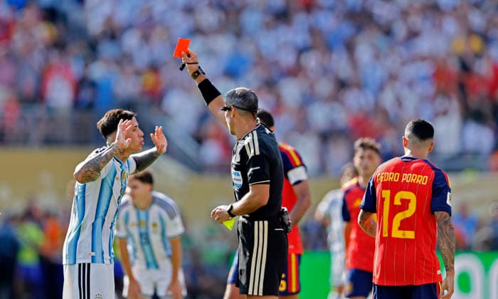 19.07.2026, Fussball Weltmeisterschaft 2026 in den USA, Finale, Spanien - Argentinien, im MetLife Stadium (New York New Jersey (East Rutherford)), Nach Foul bekommt Enzo Fernandez (Argentinien) die rote Karte. ***FIFA regulations prohibit any use of photographs as image sequences and or quasi-video. EDITORIAL USE ONLY*** *** July 19, 2026, 2026 FIFA World Cup in the U.S., Final, Spain vs. Argentina, at MetLife Stadium in East Rutherford, New Jersey (near New York), After a foul, Enzo Fernández of Argentina receives a red card ***FIFA regulations prohibit any use of photographs as image sequences and or quasi-video. EDITORIAL USE ONLY***