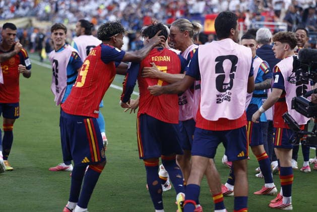 FIFA World Cup, WM, Weltmeisterschaft, Fussball 2026 final - Spain vs Argentina Ferran Torres of Spain (C) celebrates with his teammates after scoring the 1-0 goal during the FIFA World Cup 2026 final match Spain against Argentina, in East Rutherford, New Jersey, USA, 19 July 2026. EAST RUTHERFORD United States  Copyright: xWILLxOLIVERx