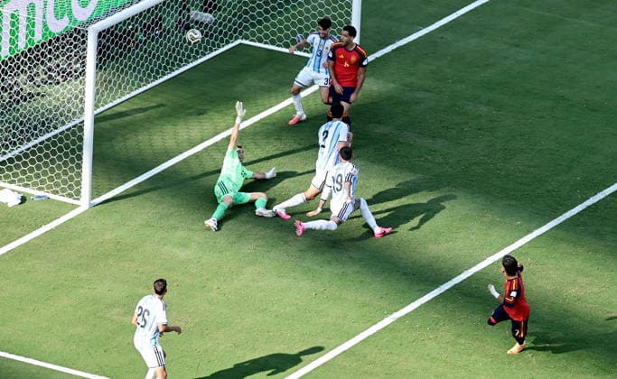 FIFA World Cup, WM, Weltmeisterschaft, Fussball 2026 final - Spain vs Argentina Ferran Torres (R) of Spain scores the opening goal during the FIFA World Cup 2026 final match Spain against Argentina, in New Jersey, USA, 19 July 2026. EAST RUTHERFORD United States  Copyright: xRONALDxWITTEKx