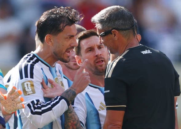 Argentina s Lionel Messi and players argue with referee Slavko Vincic after Argentina s Enzo Fernández received a yellow card for fouling Spain s Pau Cubarsi in the second half of the FIFA World Cup, WM, Weltmeisterschaft, Fussball final match at New York New Jersey Stadium in East Rutherford, New Jersey, on Sunday, June 19, 2026. It was the second yellow of the game for Fernandez and he was sent off with a red card.  NYP20260719978 CHRISTIANxBRUNSKILL