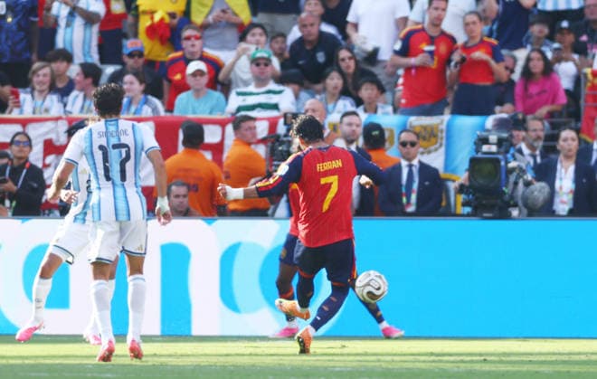 Spain s Ferran Torres (7) scores a goal against Argentina in extra time of the FIFA World Cup, WM, Weltmeisterschaft, Fussball final match at New York New Jersey Stadium in East Rutherford, New Jersey, on Sunday, June 19, 2026.  NYP20260719980 CHRISTIANxBRUNSKILL