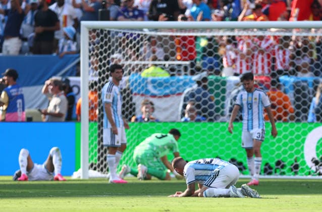 Argentina players react after Spain s Ferran Torres scored a goal in extra time to give Spain a 1-0 lead in the FIFA World Cup, WM, Weltmeisterschaft, Fussball final match at New York New Jersey Stadium in East Rutherford, New Jersey, on Sunday, June 19, 2026.  NYP20260719981 CHRISTIANxBRUNSKILL