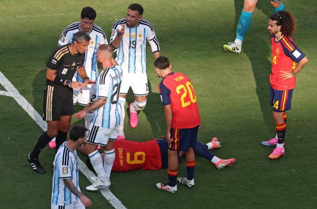 FIFA World Cup, WM, Weltmeisterschaft, Fussball 2026 final - Spain vs Argentina Referee Slavko Vincic (L) checks on Mikel Merino of Spain (bottom C) lying on the ground during the FIFA World Cup 2026 final match Spain against Argentina, in New Jersey, USA, 19 July 2026. EAST RUTHERFORD United States  Copyright: xSARAHxYENESELx