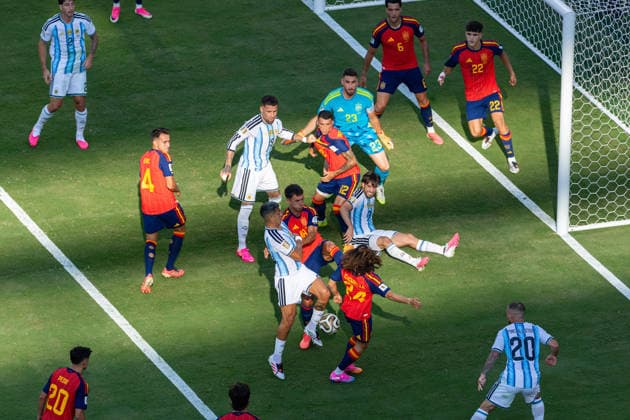 Football - FIFA World Cup, WM, Weltmeisterschaft, Fussball 2026 - Final - Spain v Argentina NEW JERSEY, USA - Sunday, July 19, 2026: Argentina and Spain players scramble for the ball during the FIFA World Cup Final 2026 between Spain and Argentina at the Met Life Stadium. (Photo by David Rawcliffe Propaganda) EAST RUTHERFORD Met Life Stadium NEW JERSEY UNITED STATES OF AMERICA  Copyright: xDavidxRawcliffex P2026-07-19-Spain_Argentina-153
