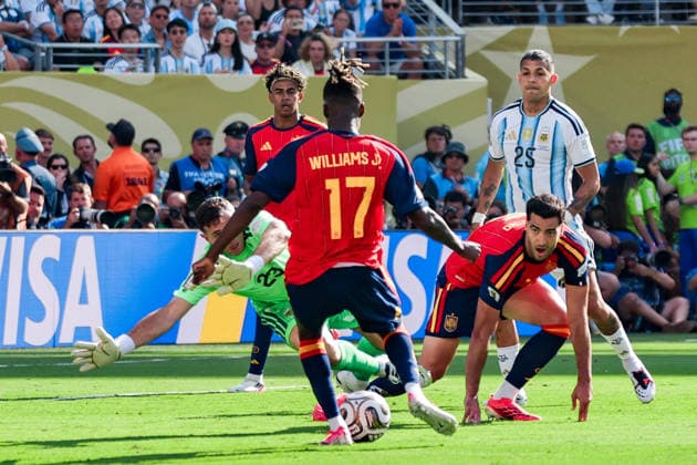 Nico Williams of Spain shoots for goal (C) and Emiliano Martinez of Argentina (L) dives to make a save during a FIFA Men’s World Cup 2026 Final match between Spain and Argentina at New York New Jersey Stadium, in New Jersey on July 19th 2026 (Photo by Leo Barrilari SPP)  Copyright: xLeoxBarrilari SPPx Sportspressphoto_SPR193967