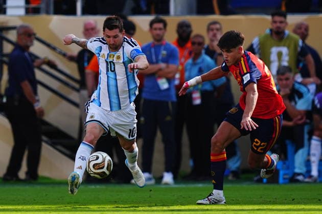 Spain v Argentina - FIFA World Cup, WM, Weltmeisterschaft, Fussball 2026 - Final EAST RUTHERFORD, NEW JERSEY - JULY 19: Lionel Messi (L) of Argentina and Pau Cubarsi (R) of Spain compete for the ball during the FIFA World Cup 2026 Final match between Spain and Argentina at New York New Jersey Stadium in East Rutherford, New Jersey, USA on July 19, 2026. Evrim Aydin Anadolu New Jersey United States. Editorial use only. Please get in touch for any other usage.  Copyright: x2026xAnadoluxEvrimxAydinx