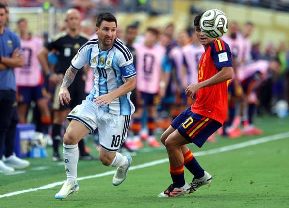 FIFA World Cup, WM, Weltmeisterschaft, Fussball 2026 final - Spain vs Argentina Lionel Messi of Argentina (L) and Pedri of Spain in action during the FIFA World Cup 2026 final match Spain against Argentina, in New Jersey, USA, 19 July 2026. EAST RUTHERFORD United States  Copyright: xCHRISTOPHERxNEUNDORFx
