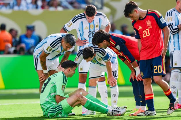 Emiliano Martinez of Argentina (L) is consolated by Lionel Messi of Argentina (C) during a FIFA Men’s World Cup 2026 Final match between Spain and Argentina at New York New Jersey Stadium, in New Jersey on July 19th 2026 (Photo by Leo Barrilari SPP)  Copyright: xLeoxBarrilari SPPx Sportspressphoto_SPR193969