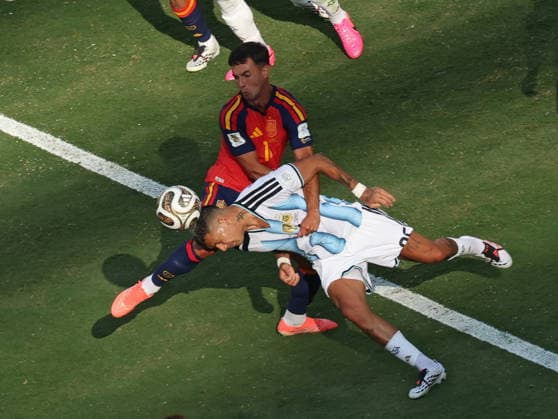FIFA World Cup, WM, Weltmeisterschaft, Fussball 2026 final - Spain vs Argentina Facundo Medina of Argentina (front) and Martin Zubimendi of Spain in action during the FIFA World Cup 2026 final match Spain against Argentina, in New Jersey, USA, 19 July 2026. EAST RUTHERFORD United States  Copyright: xSARAHxYENESELx