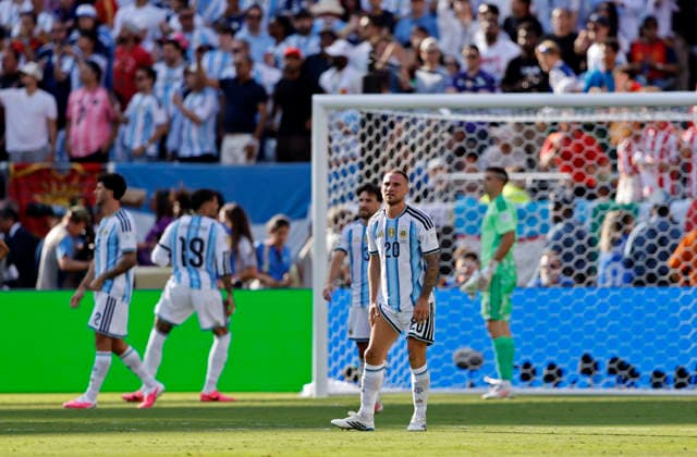 19.07.2026, Fussball Weltmeisterschaft 2026 in den USA, Finale, Spanien - Argentinien, im MetLife Stadium (New York New Jersey (East Rutherford)), Frust nach dem Gegentreffer zum 0:1 bei den Argentiniern und Alexis Mac Allister (Argentinien) ***FIFA regulations prohibit any use of photographs as image sequences and or quasi-video. EDITORIAL USE ONLY*** *** July 19, 2026, 2026 FIFA World Cup in the U.S., Final, Spain vs. Argentina, at MetLife Stadium in East Rutherford, New York New Jersey; frustration among the Argentines after conceding the 0–1 goal, and Alexis Mac Allister (Argentina) ***FIFA regulations prohibit any use of photographs as image sequences and or quasi-video. EDITORIAL USE ONLY***