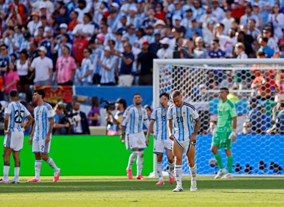 19.07.2026, Fussball Weltmeisterschaft 2026 in den USA, Finale, Spanien - Argentinien, im MetLife Stadium (New York New Jersey (East Rutherford)), Frust nach dem Gegentreffer zum 0:1 bei den Argentiniern und Alexis Mac Allister (Argentinien) ***FIFA regulations prohibit any use of photographs as image sequences and or quasi-video. EDITORIAL USE ONLY*** *** July 19, 2026, 2026 FIFA World Cup in the U.S., Final, Spain vs. Argentina, at MetLife Stadium in East Rutherford, New York New Jersey; frustration among the Argentines after conceding the 0–1 goal, and Alexis Mac Allister (Argentina) ***FIFA regulations prohibit any use of photographs as image sequences and or quasi-video. EDITORIAL USE ONLY***