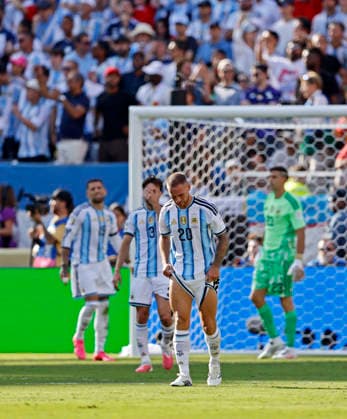 19.07.2026, Fussball Weltmeisterschaft 2026 in den USA, Finale, Spanien - Argentinien, im MetLife Stadium (New York New Jersey (East Rutherford)), Frust nach dem Gegentreffer zum 0:1 bei den Argentiniern und Alexis Mac Allister (Argentinien) ***FIFA regulations prohibit any use of photographs as image sequences and or quasi-video. EDITORIAL USE ONLY*** *** July 19, 2026, 2026 FIFA World Cup in the U.S., Final, Spain vs. Argentina, at MetLife Stadium in East Rutherford, New York New Jersey; frustration among the Argentines after conceding the 0–1 goal, and Alexis Mac Allister (Argentina) ***FIFA regulations prohibit any use of photographs as image sequences and or quasi-video. EDITORIAL USE ONLY***